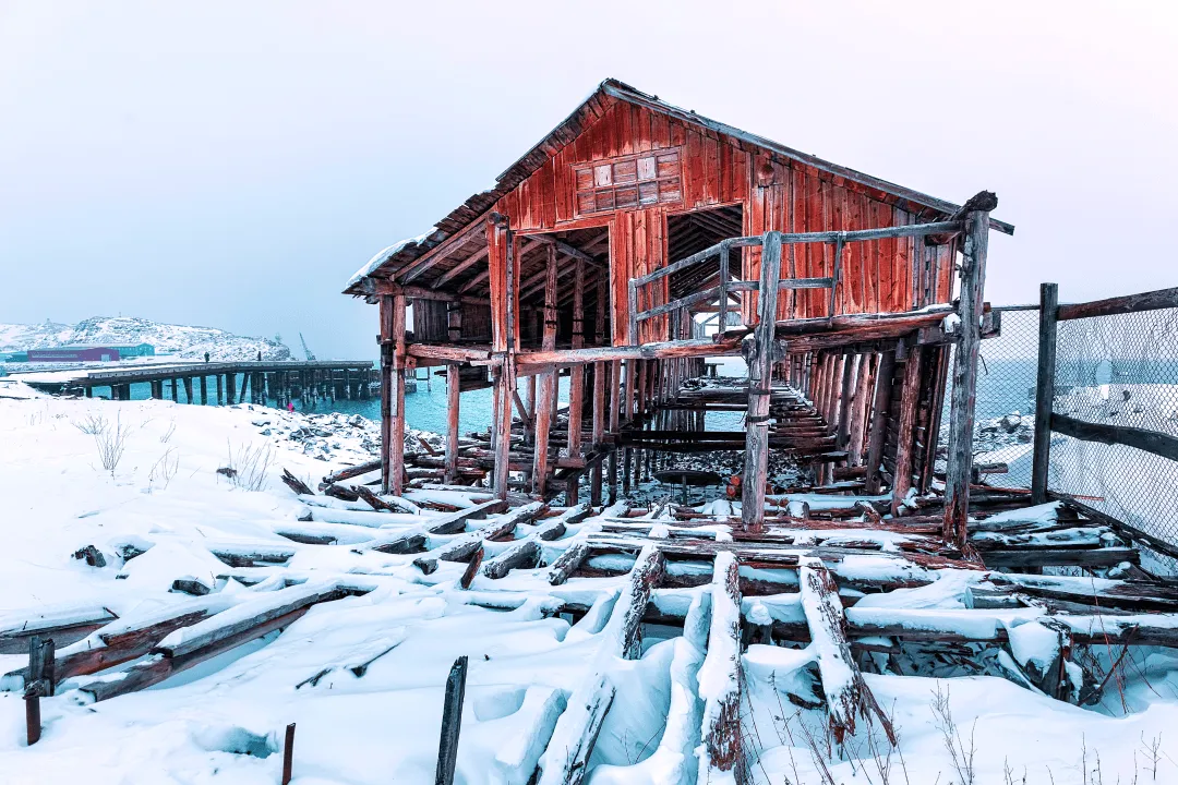 Заброшенное здание в Териберке