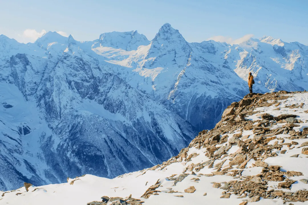 Человек смотрит на горы