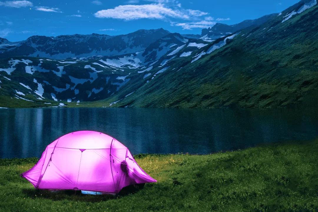 Палатка на берегу озера