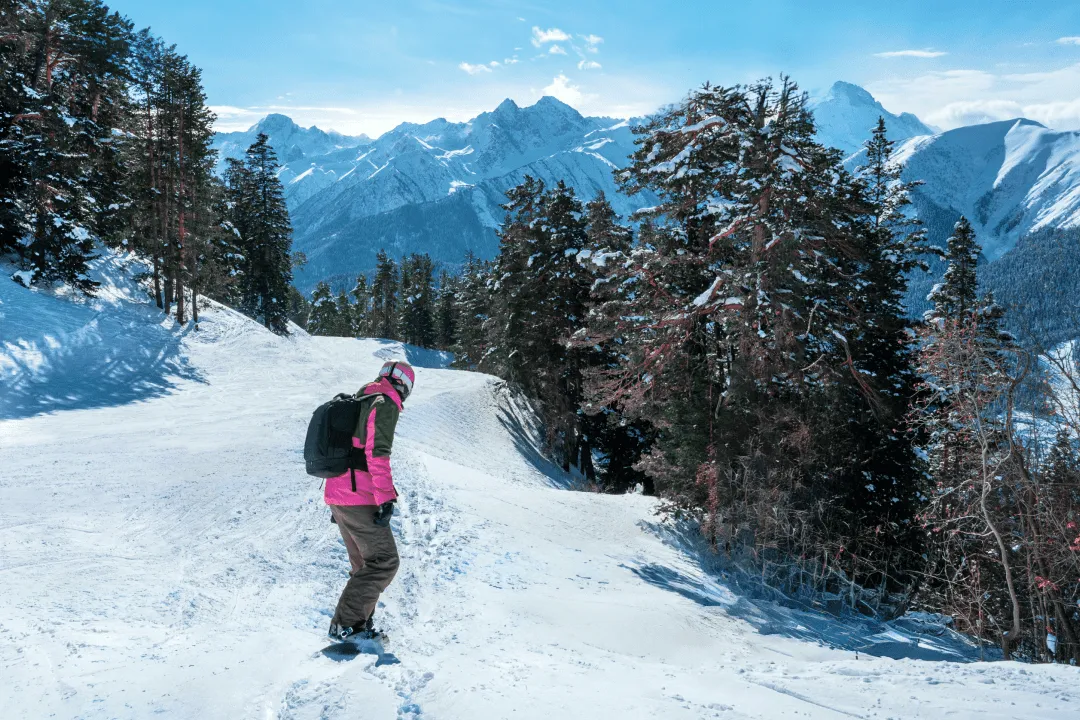 Сноубордист на верхушке горы