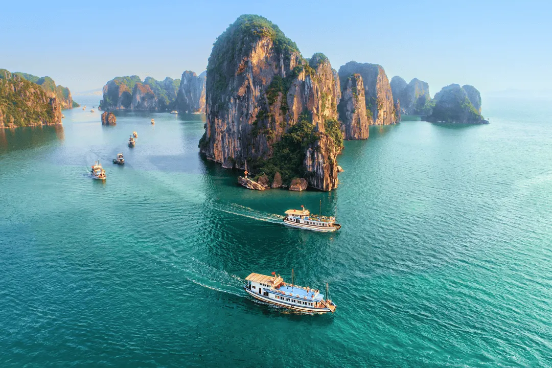 Корабли проплывают мимо островов