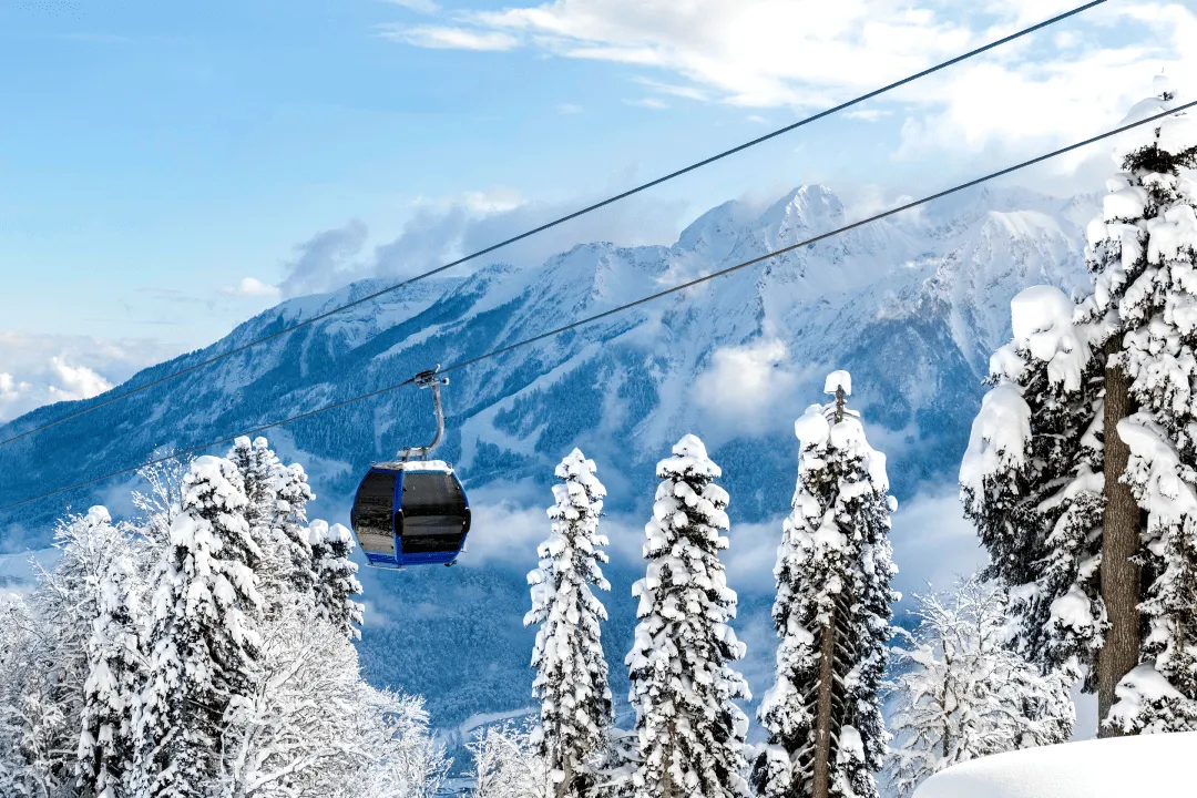 Фуникулер поднимается среди гор