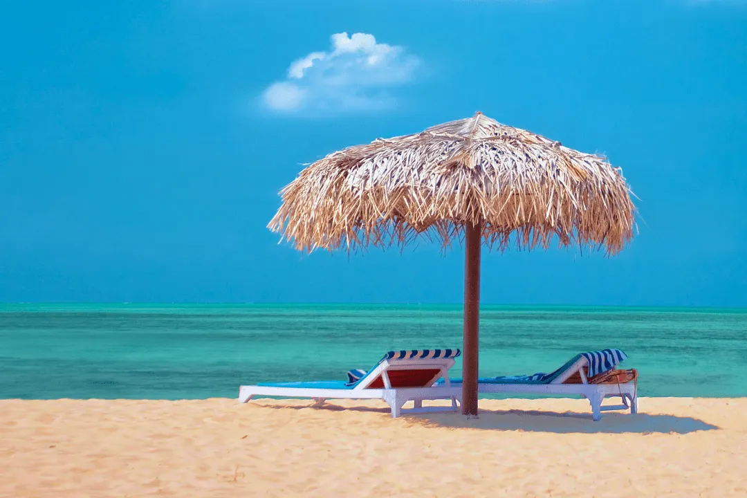 Шезлонги на пляже