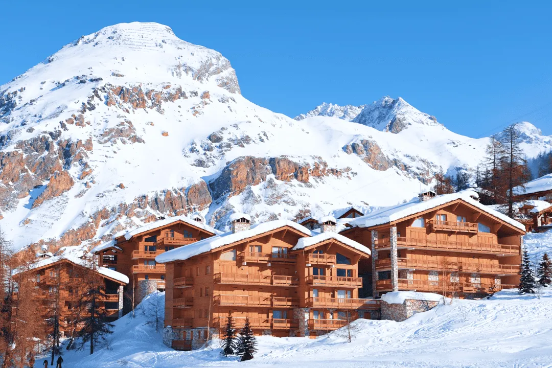 Деревянные домики на верхушке горы