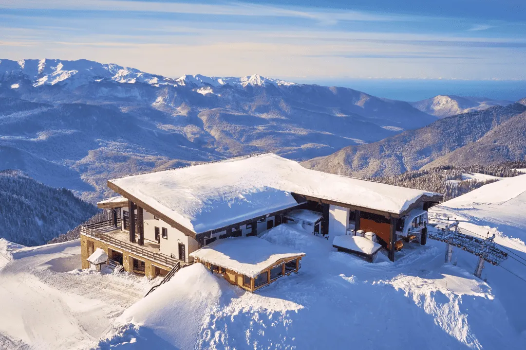 Заснеженный отель в России