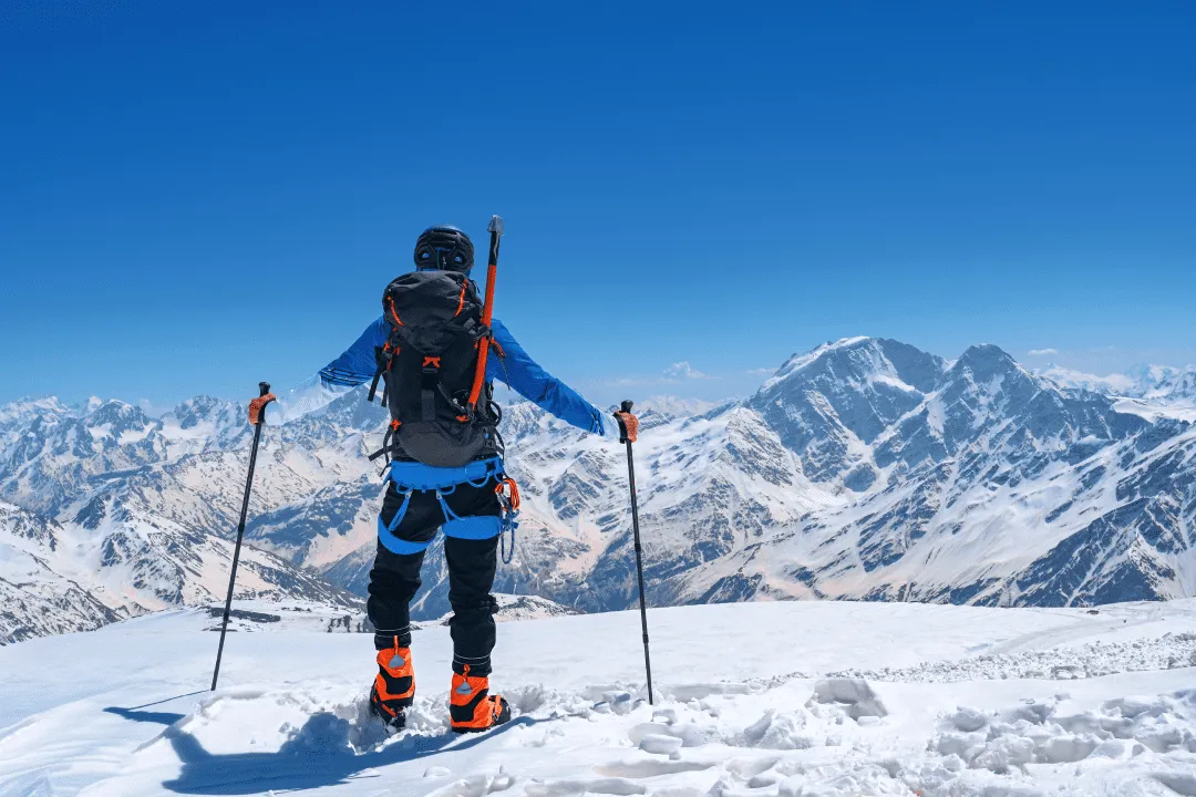 Путешественник на верхушке горы