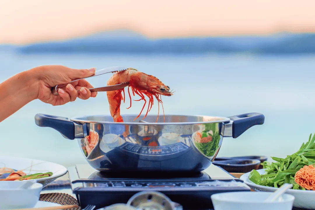 Ужин с креветками в ресторане