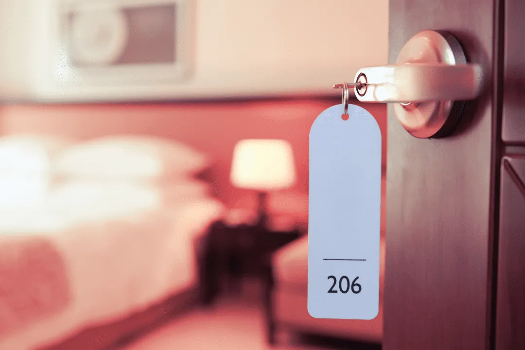 Открытая дверь в комнату отеля