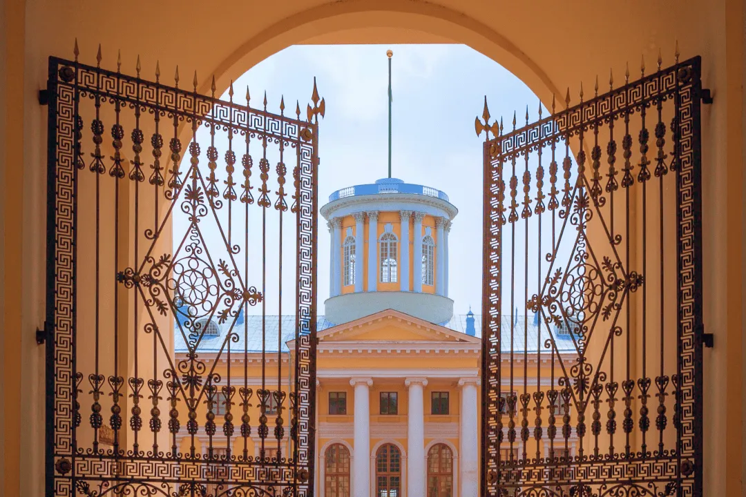 Открытые железные ворота