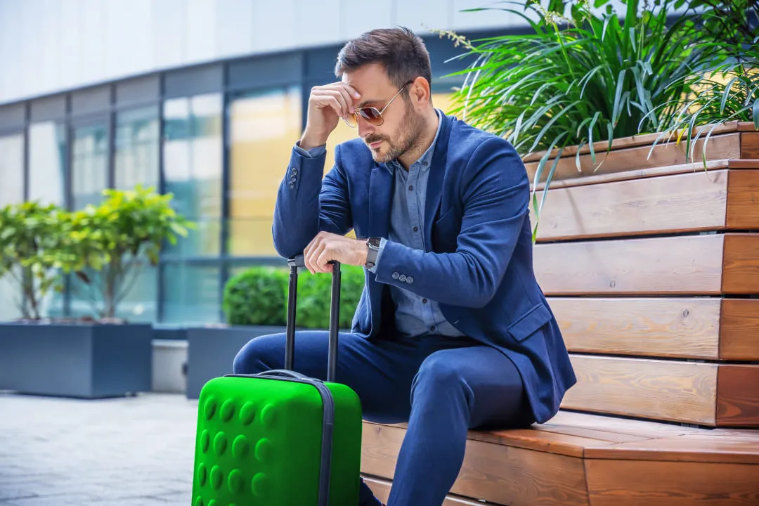 Мужчина в зале ожидания