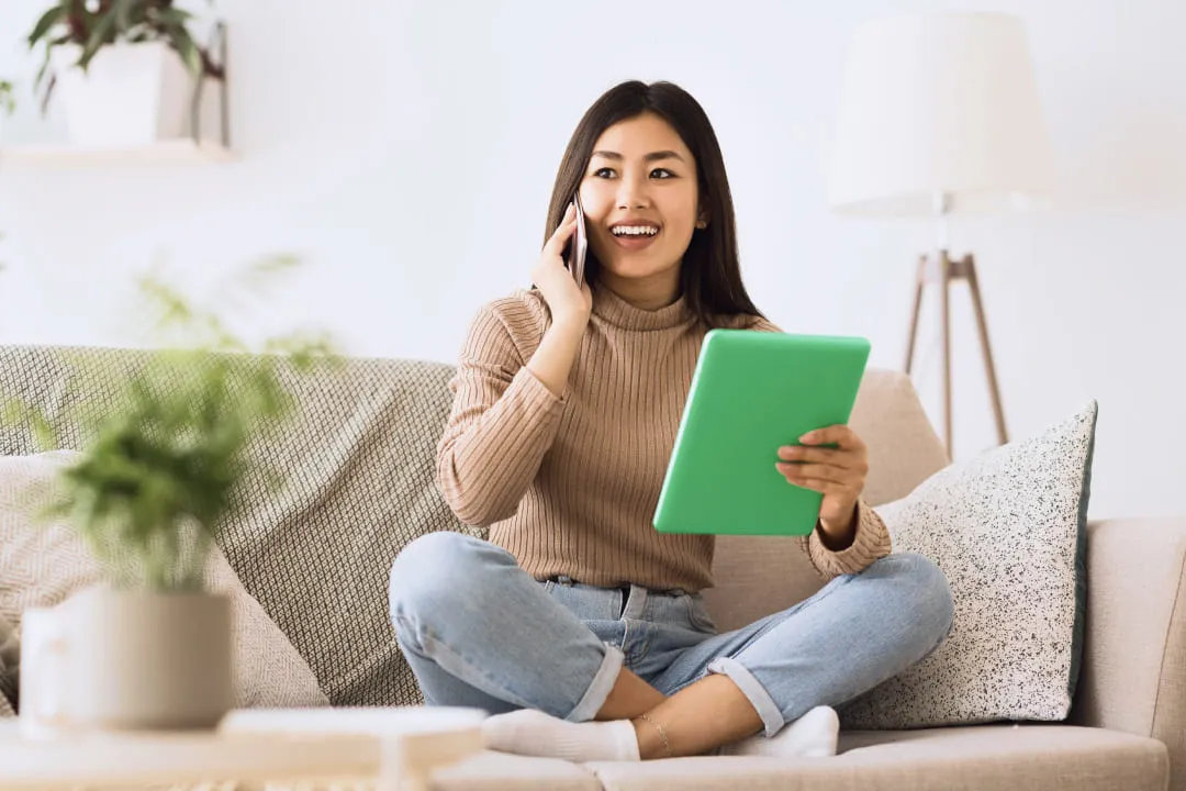 Девушка разговаривает по телефону