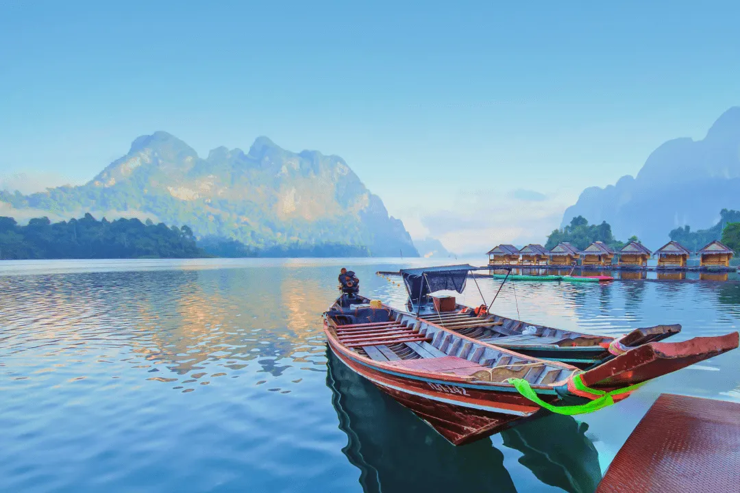 Лодки пришвартованы к берегу