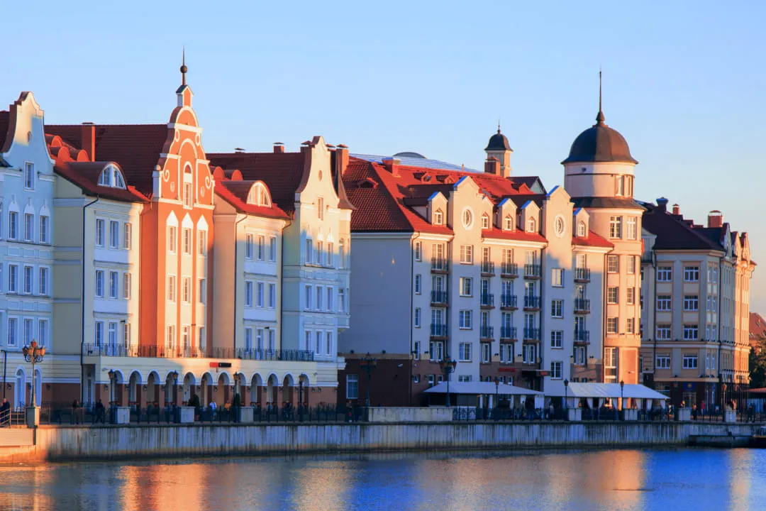 Домики в лучах солнца