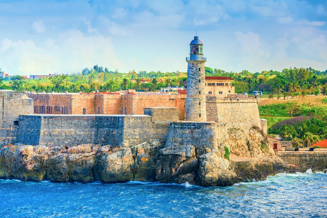 Маяк на берегу моря