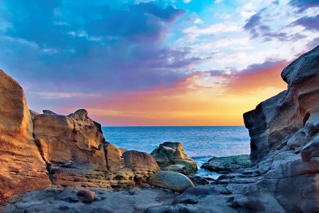 Набережная с высокими камнями