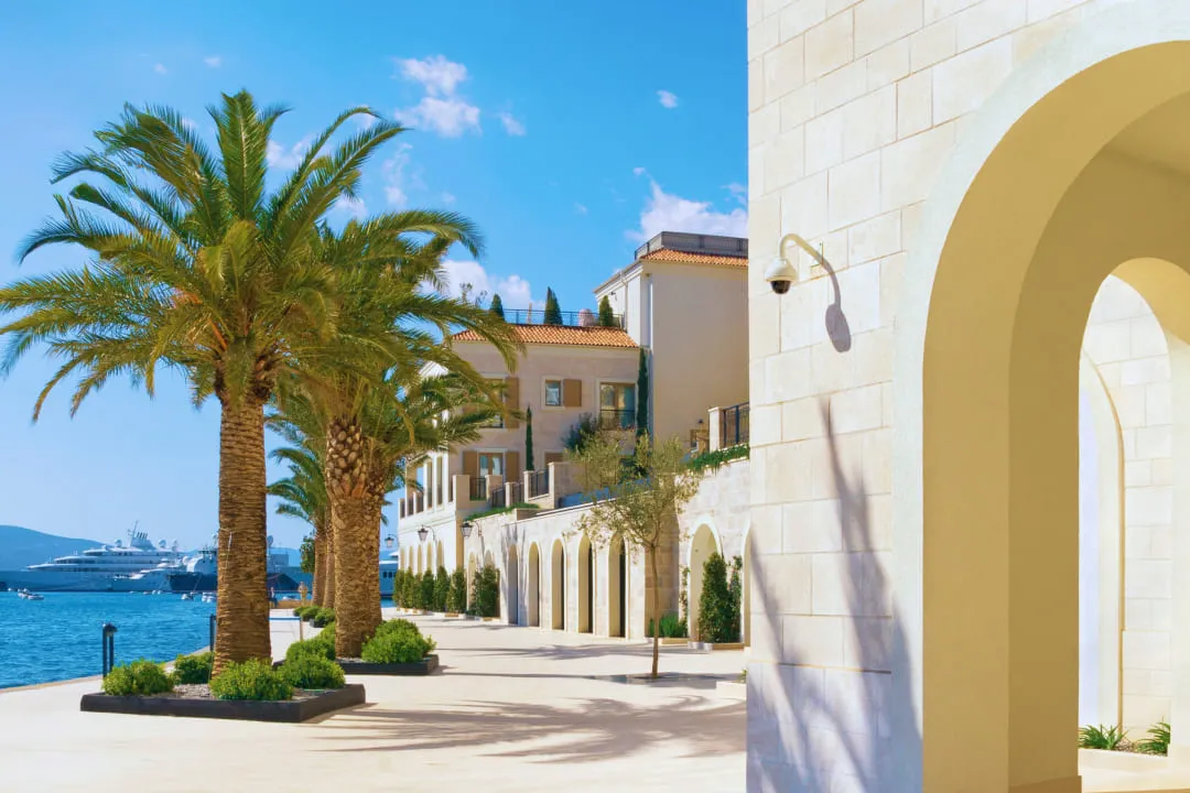 Пальцы на набережной