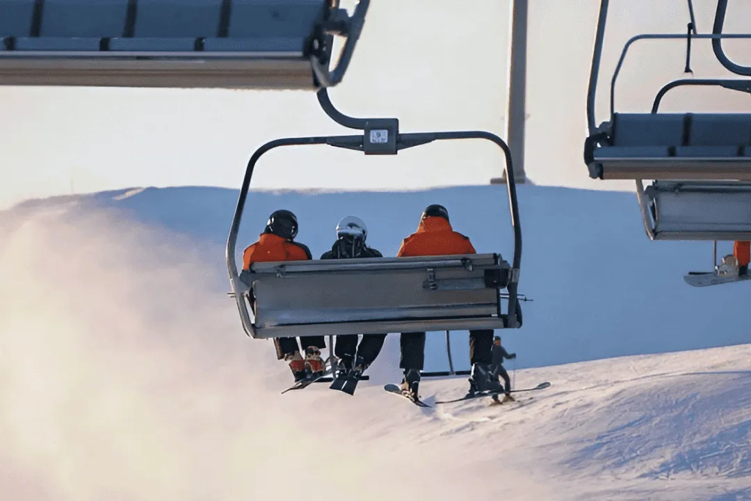 Лыжники поднимаются на фуникулере