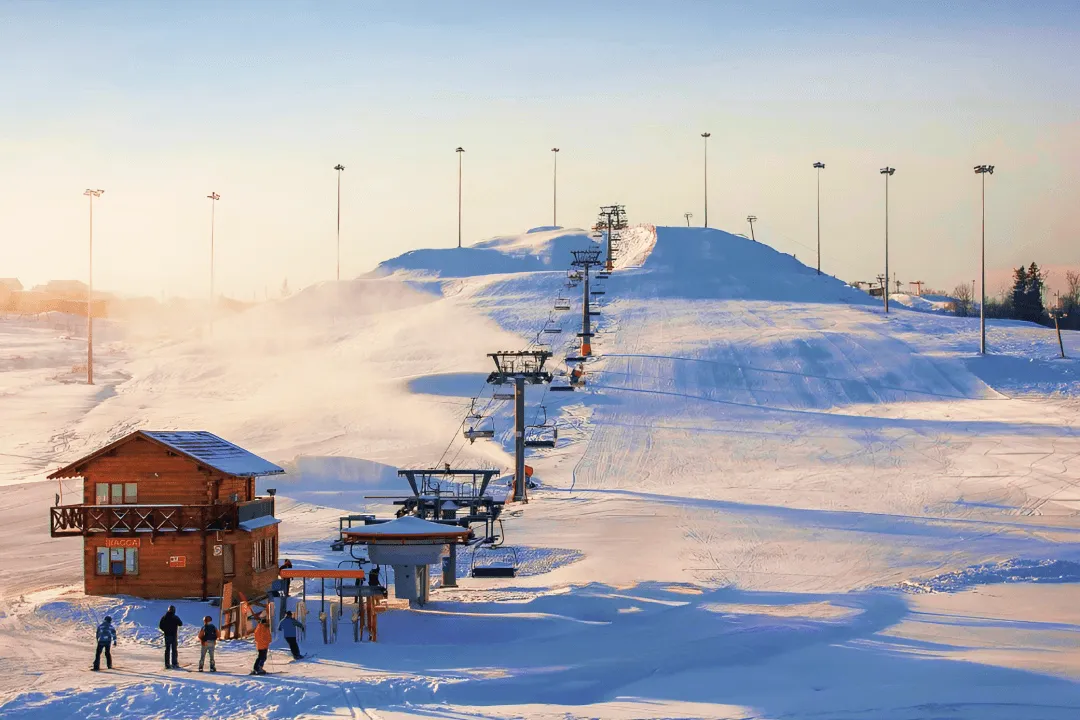 Люди стоят в очереди на фуникулер