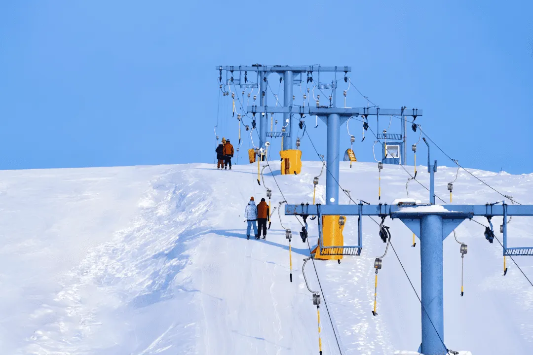 Люди поднимаются на гору