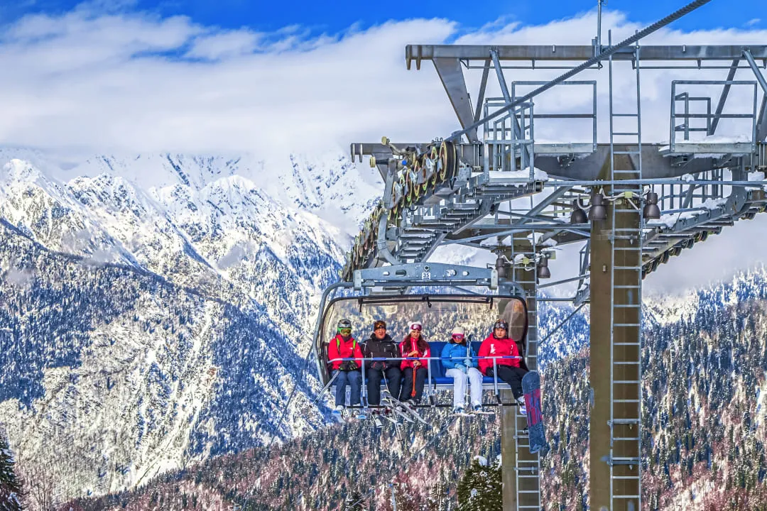 Люди поднимаются на фуникулере