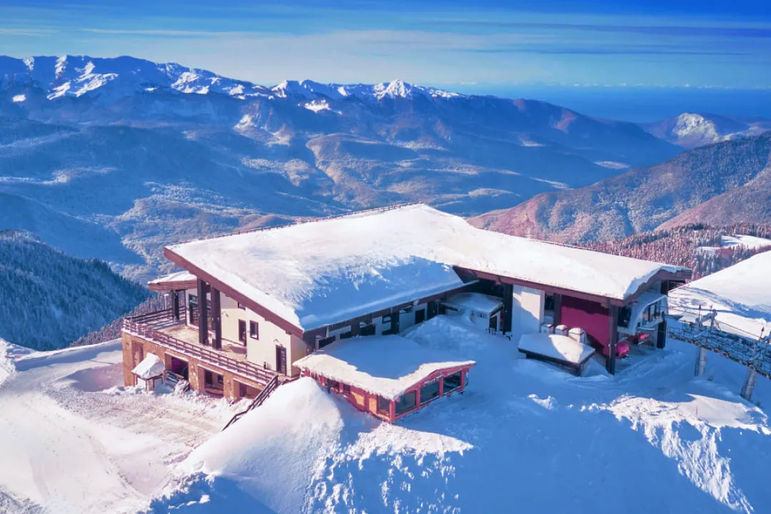 Засыпанный снегом отель