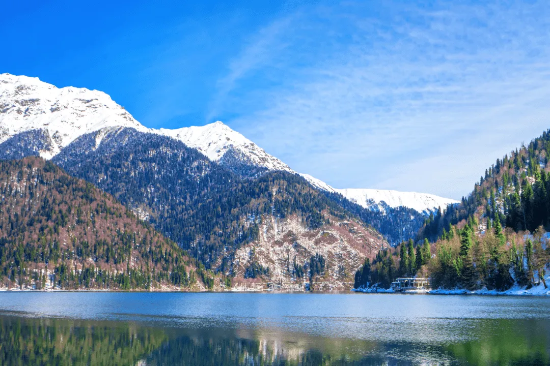 Горы с заснеженными верхушками