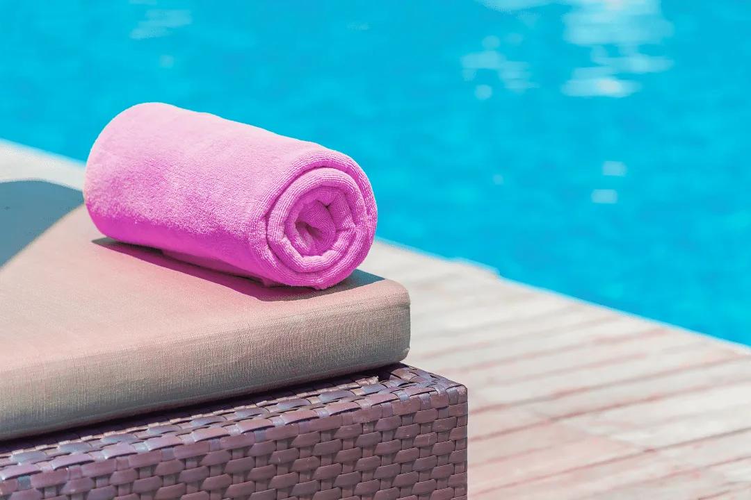 Полотенце на краю шезлонга