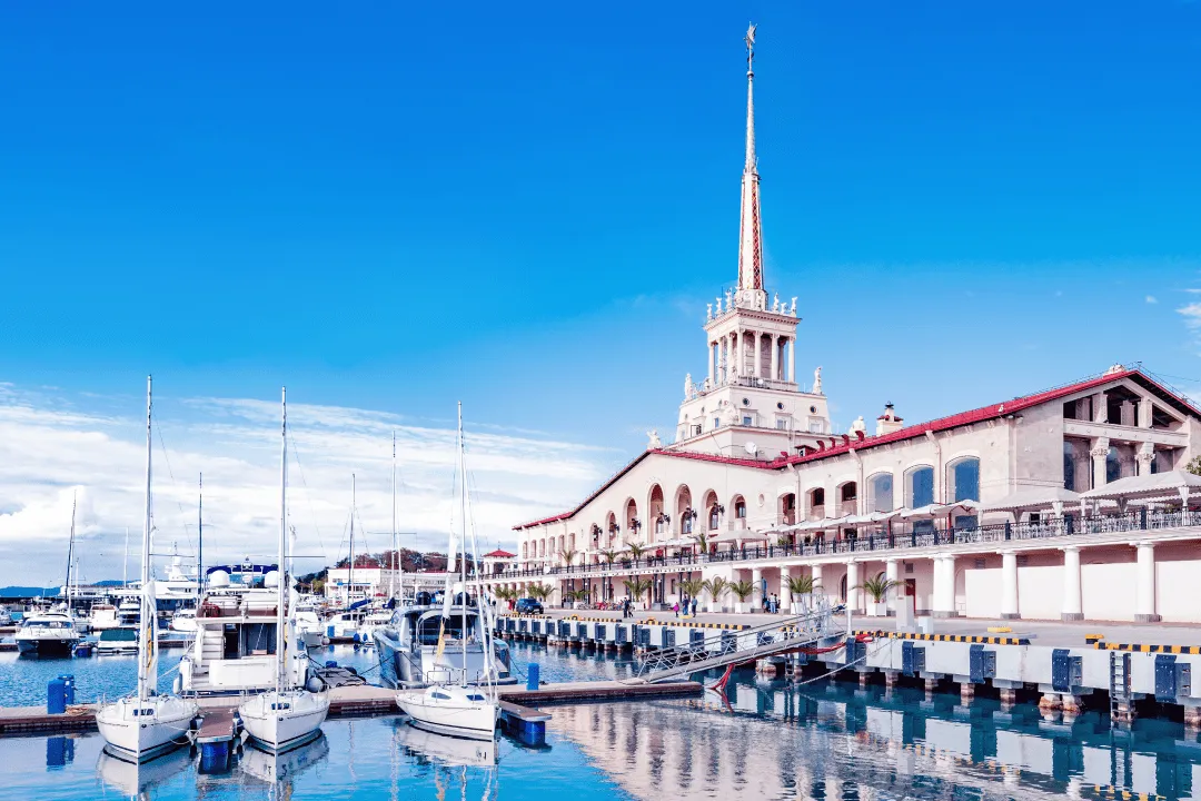 Лодки на центральной набережной в Сочи