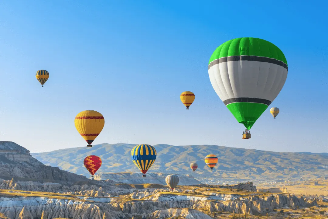 Воздушные шары над горами