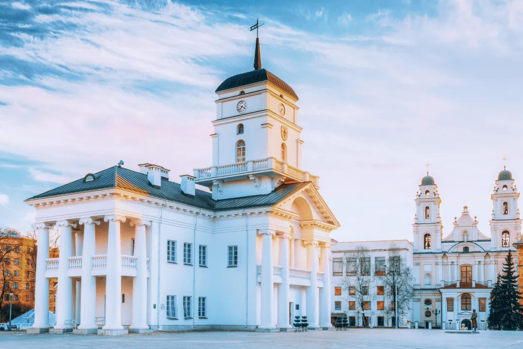 Здание с часами в центре города