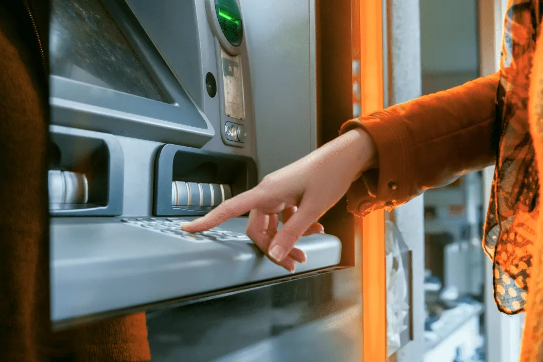 Девушка вводит пин-код в банке