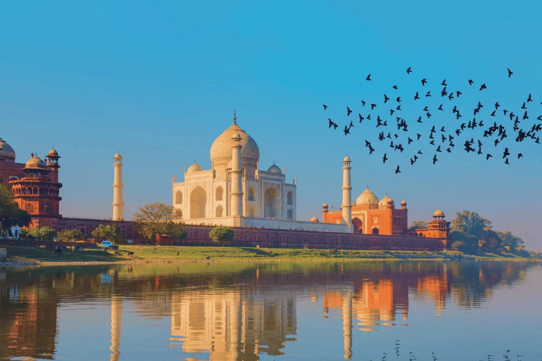 Отражение Тадж-Махала в реке