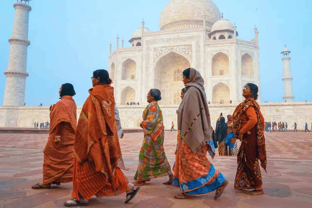 Девушки в традиционных индийских костюмах