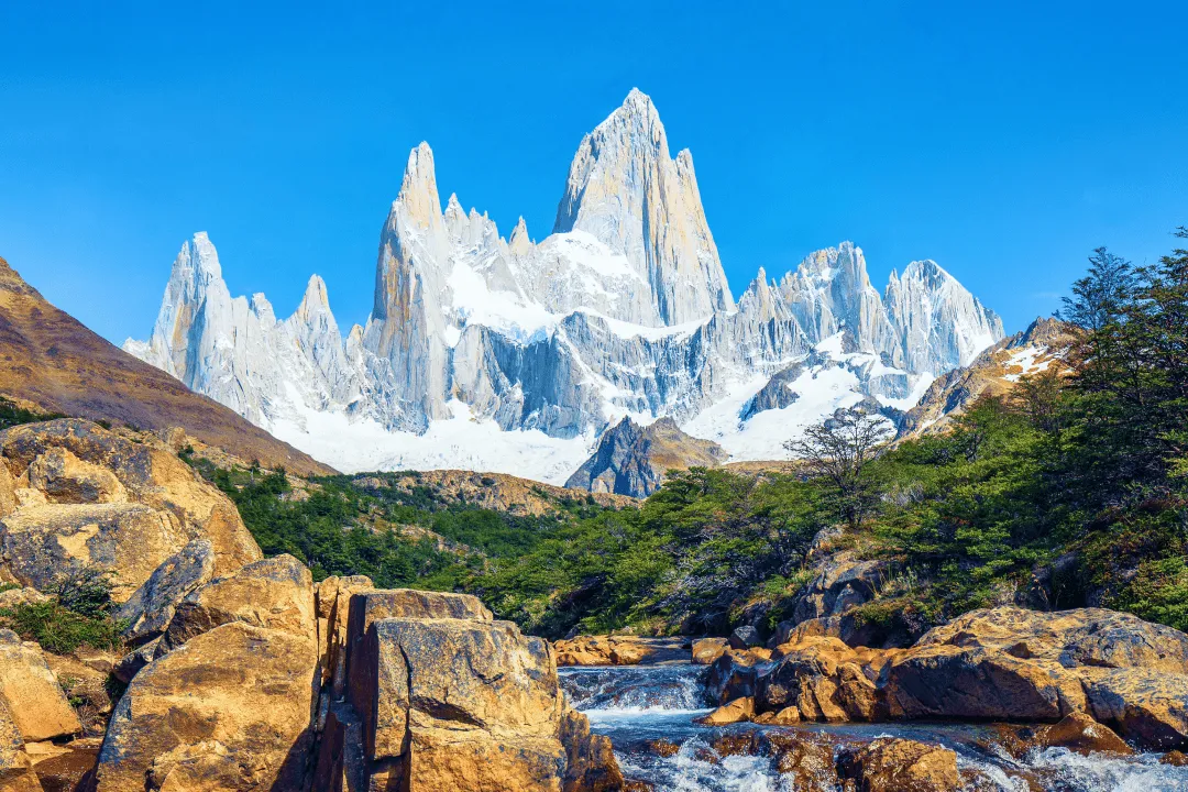 Небольшой водопад среди валунов