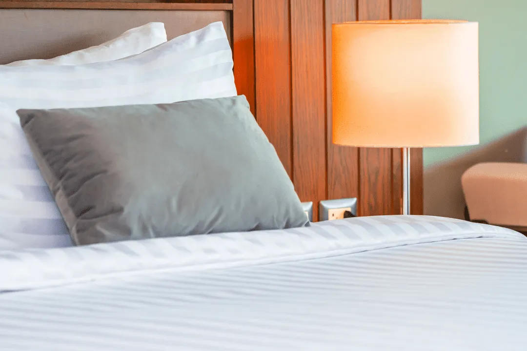 Заправленная кровать