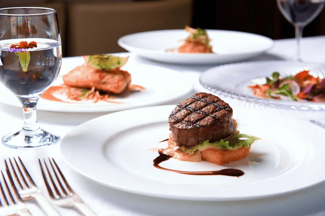 Мясо с вином в ресторане