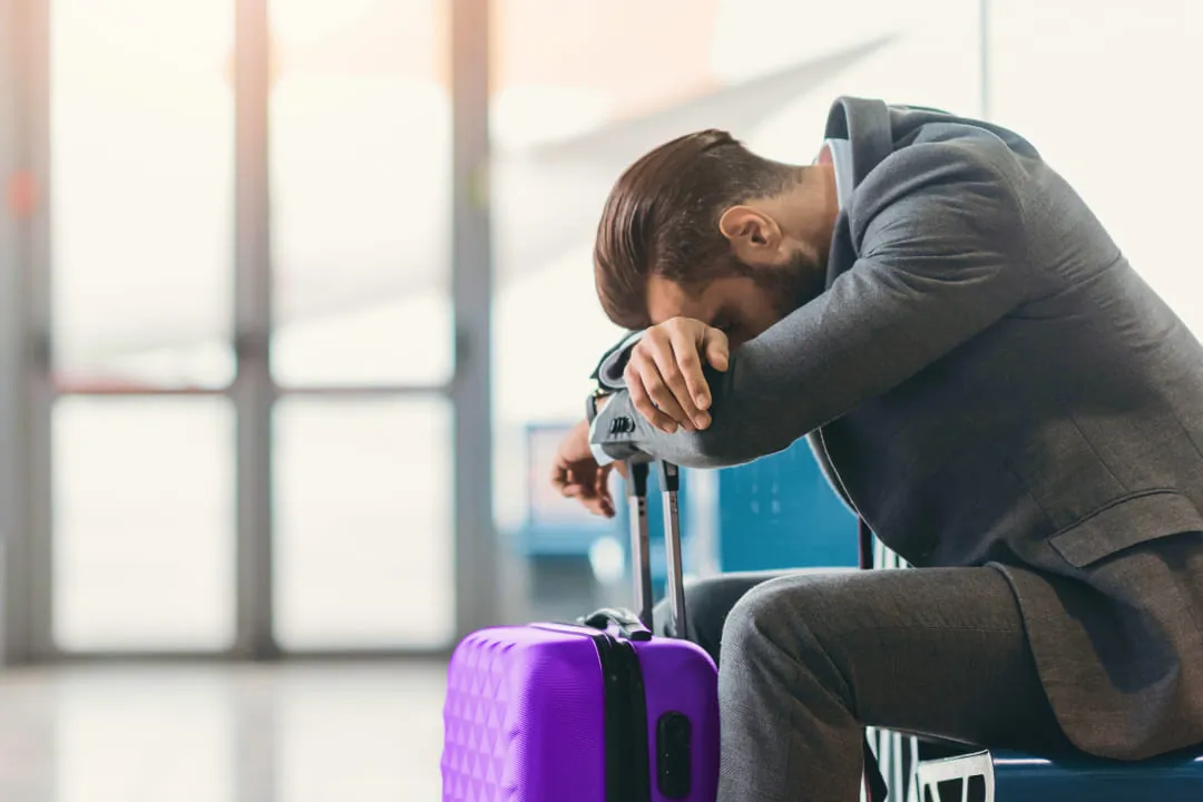 Мужчина положил голову на чемодан