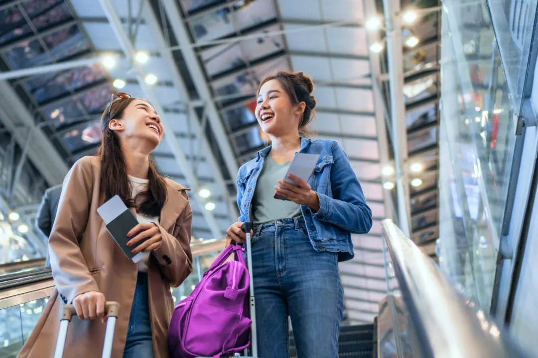 Девушки спускаются по эскалатору и общаются