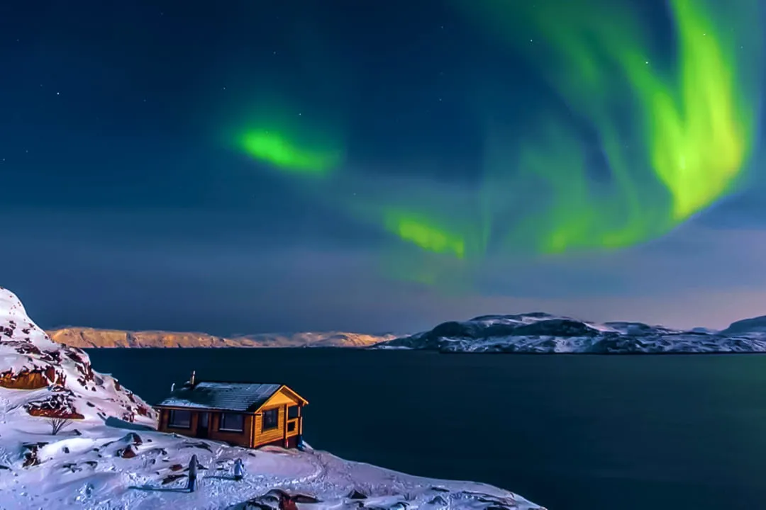 Северное сияние над озером