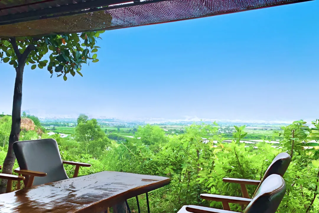 Стулья на террасе кафе