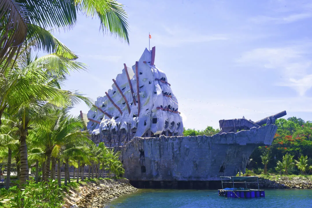 Большой коралловый корабль