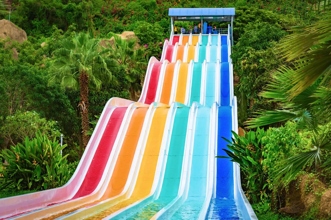 Разноцветная горка в аквапарке