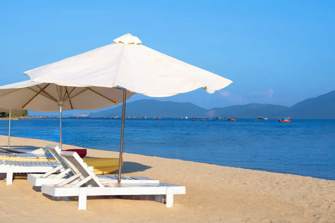 Шезлонги на берегу моря