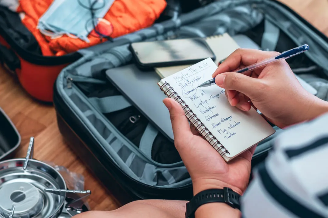 Человек зачеркивает текст в блокноте