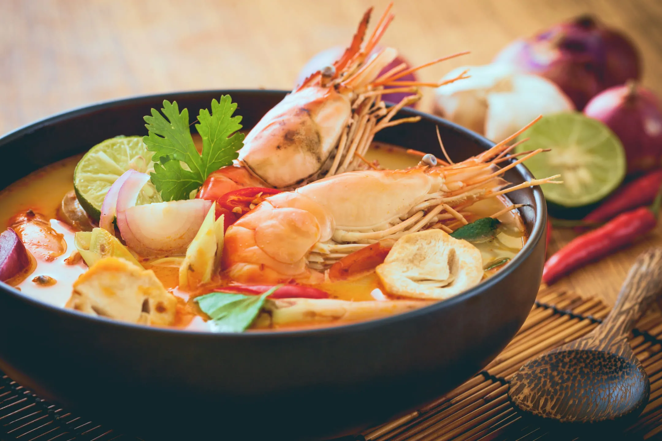 Тайский суп в ресторане