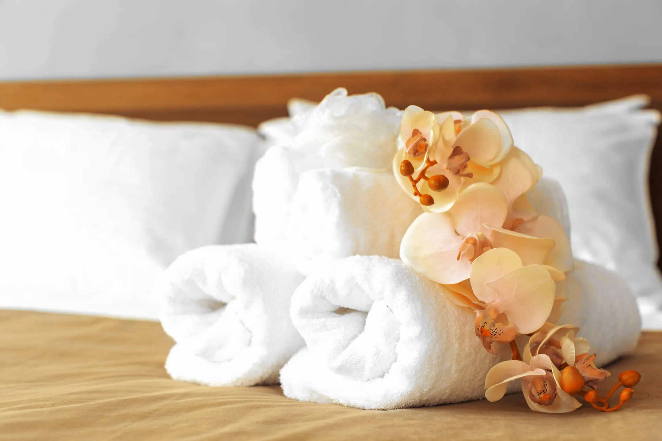 Полотенца аккуратно сложены на кровати