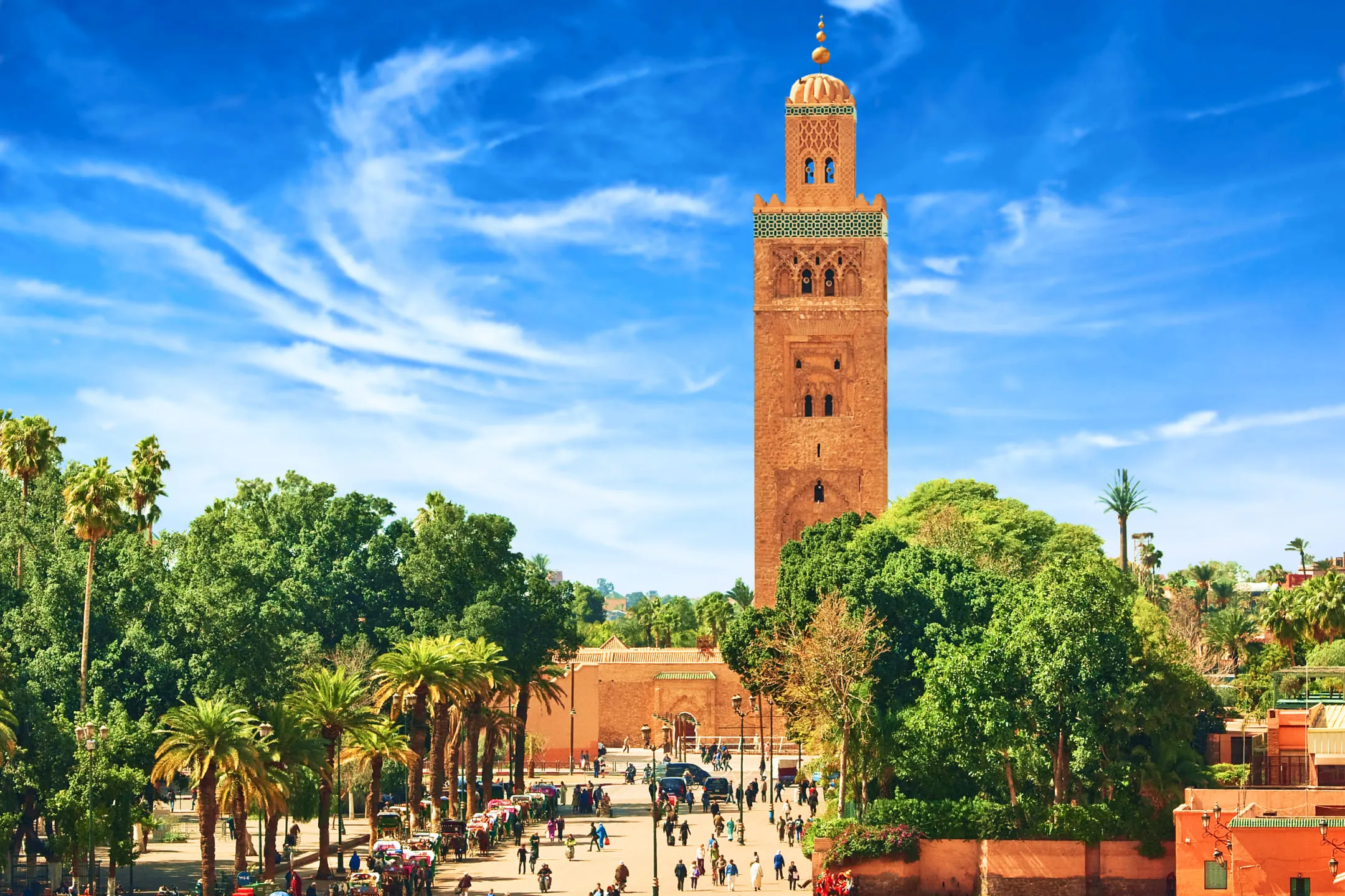 Высокая башня около аллеи