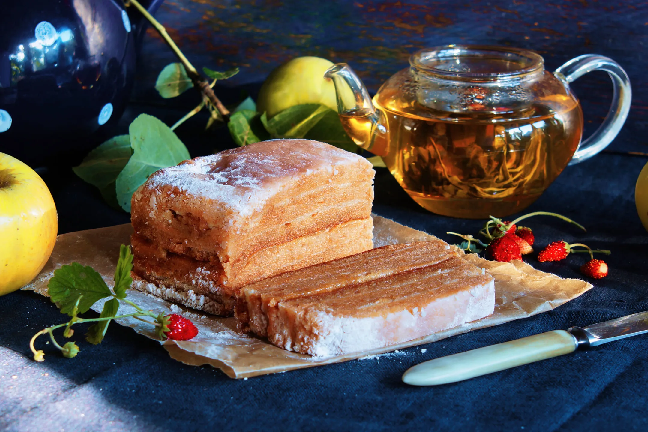 Накрытый стол с пастилой