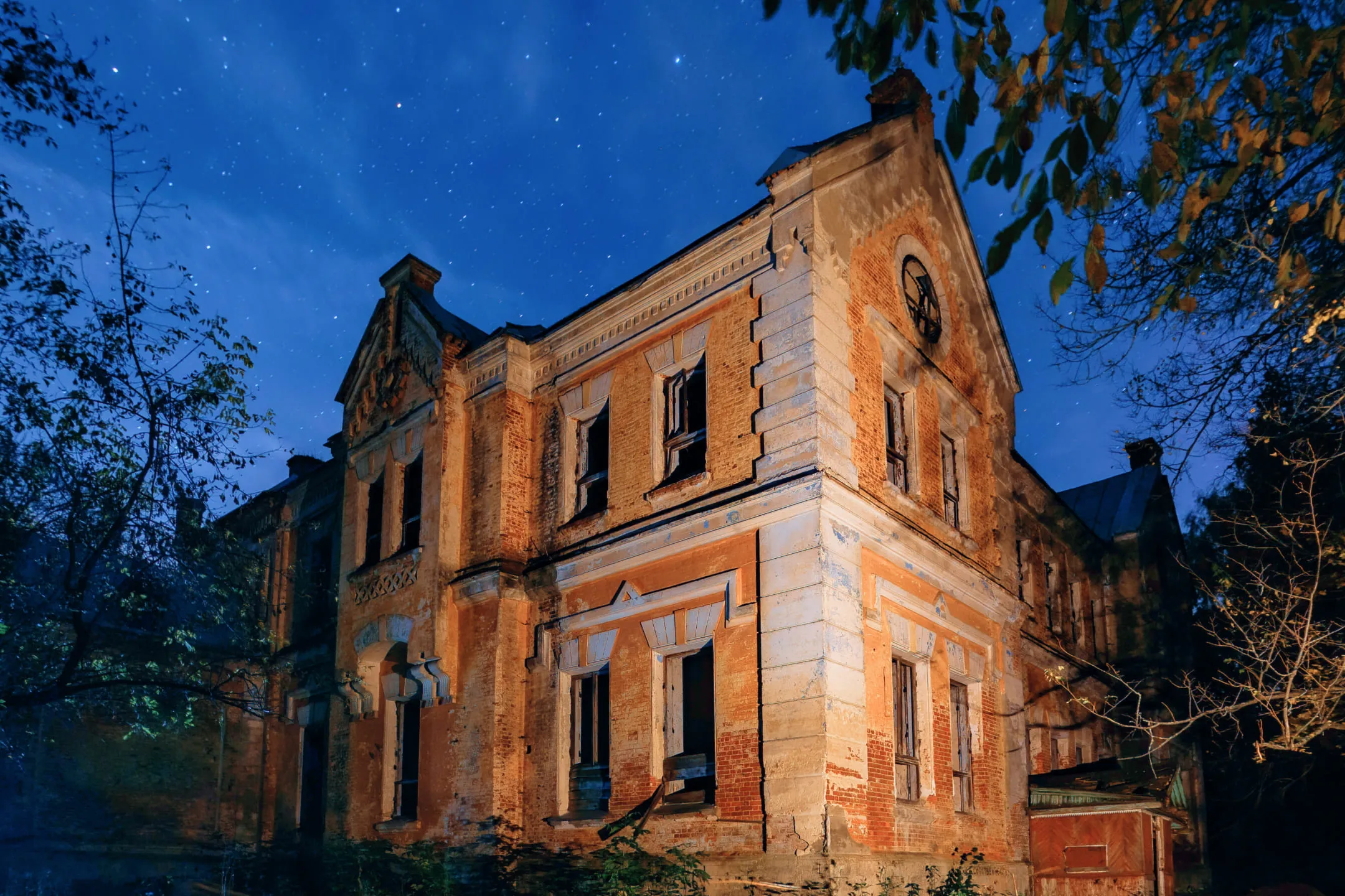 Заброшенное здание в лунном свете