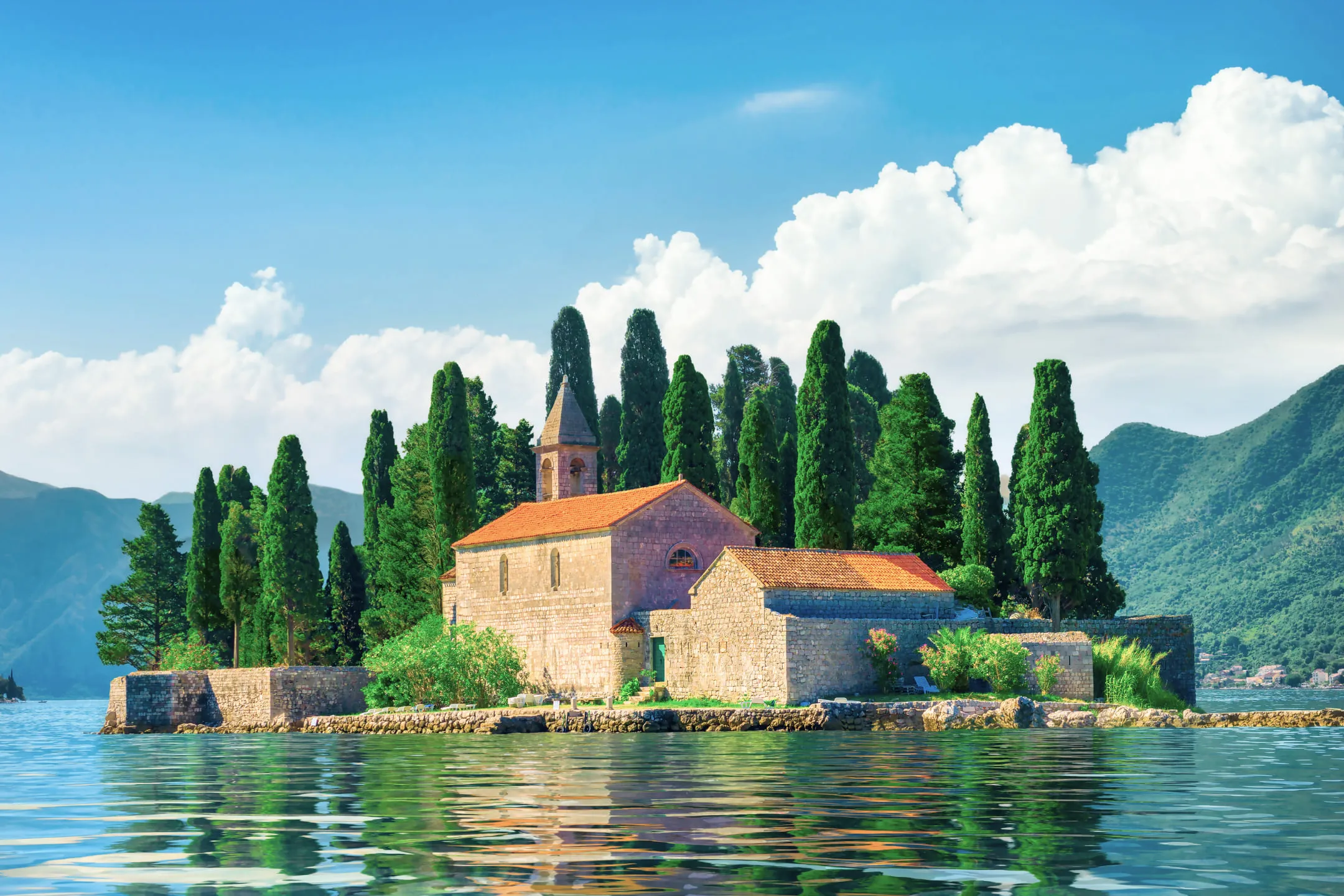 Остров с небольшой церковью